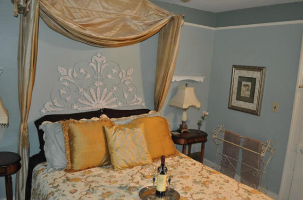 blue-room-with-yellow-bed.jpg