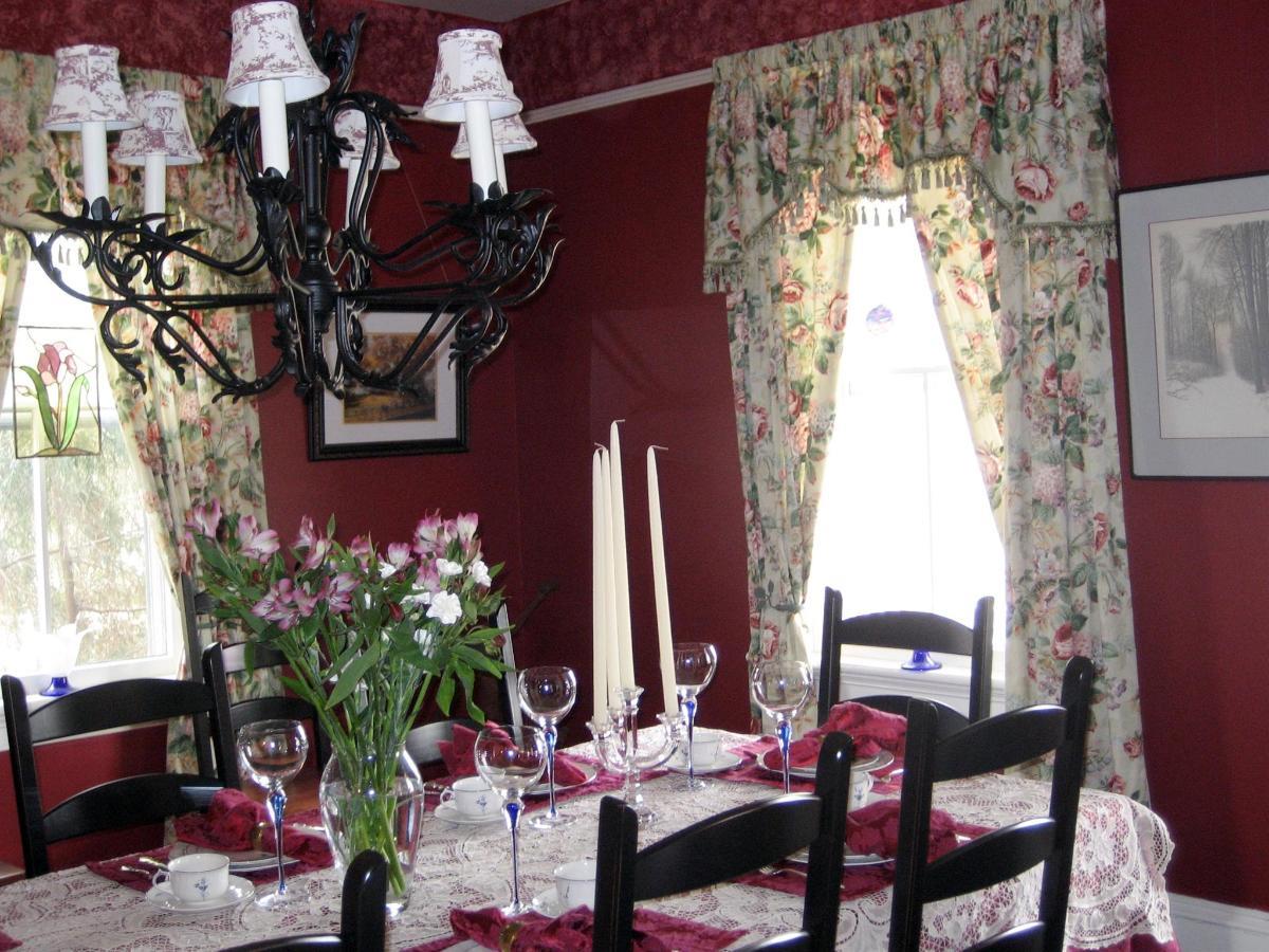 dining-room-with-white-table-cloth.jpg