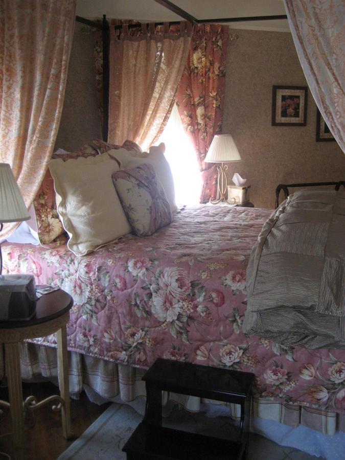 bedroom-with-pink-bed.jpg